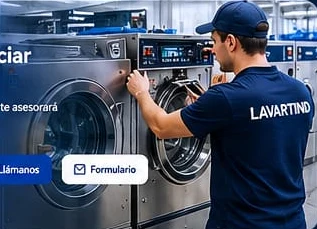 Técnico revisando un equipo industrial de lavandería